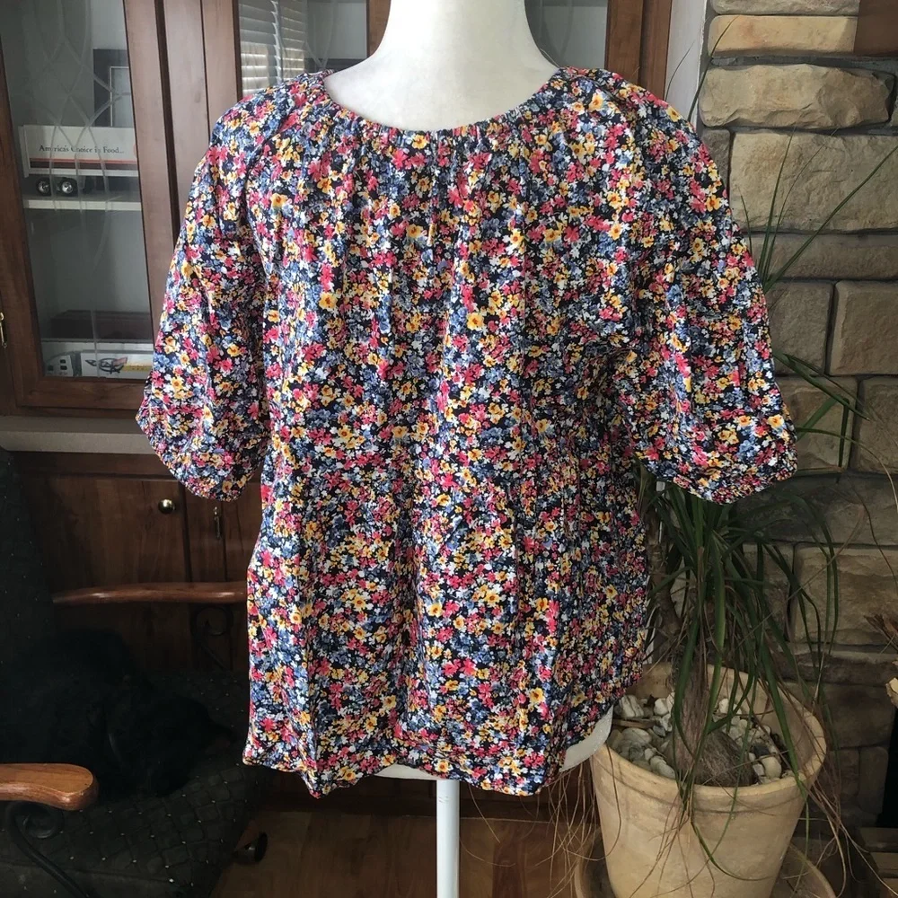 OLD NAVY SIZE LARGE FLORAL PEPLUM TOP WITH PUFF SHORT SLEEVES SLIGHT CROP EUC
